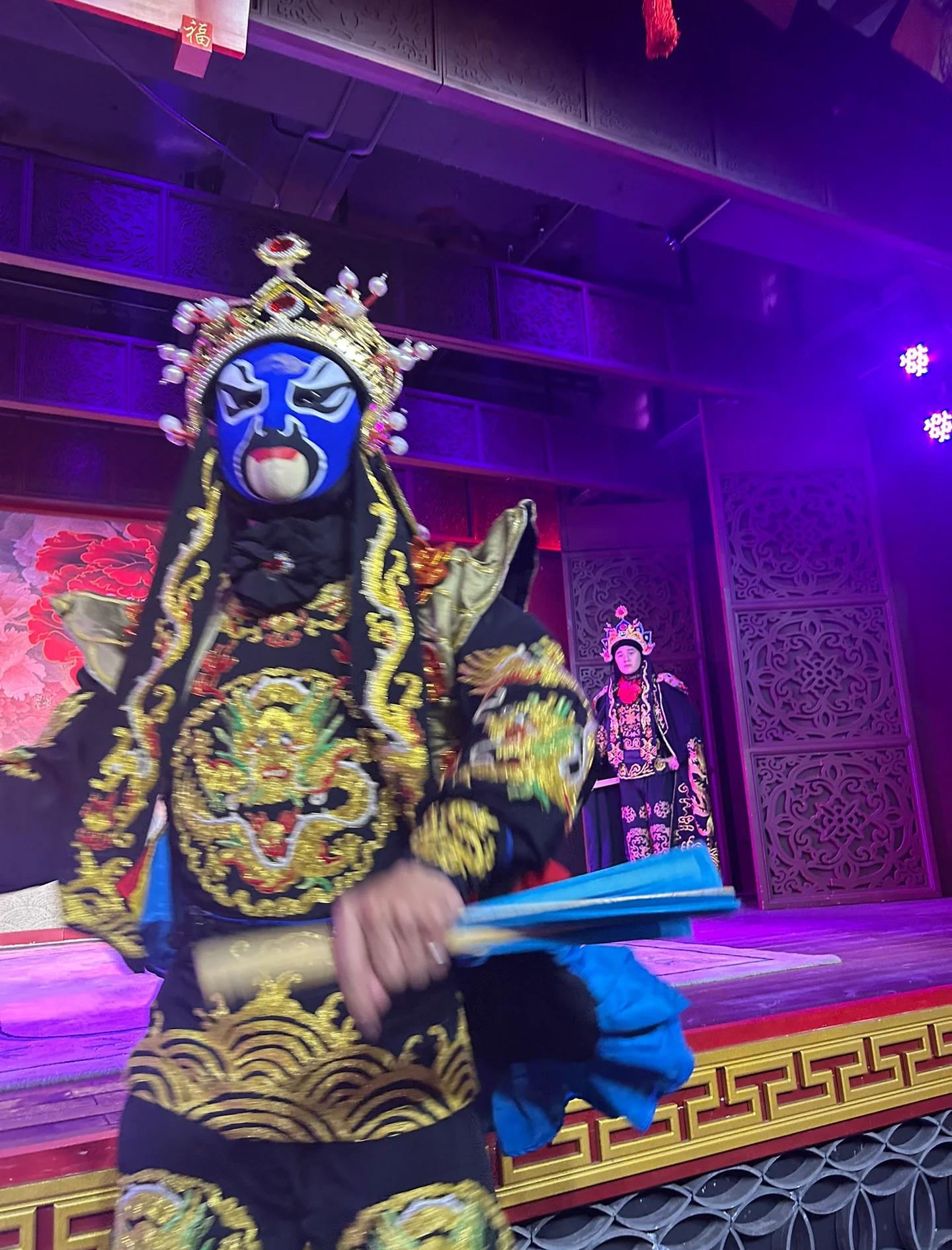MK体育官网-川剧变脸大师现场表演，增添活动亮点的简单介绍