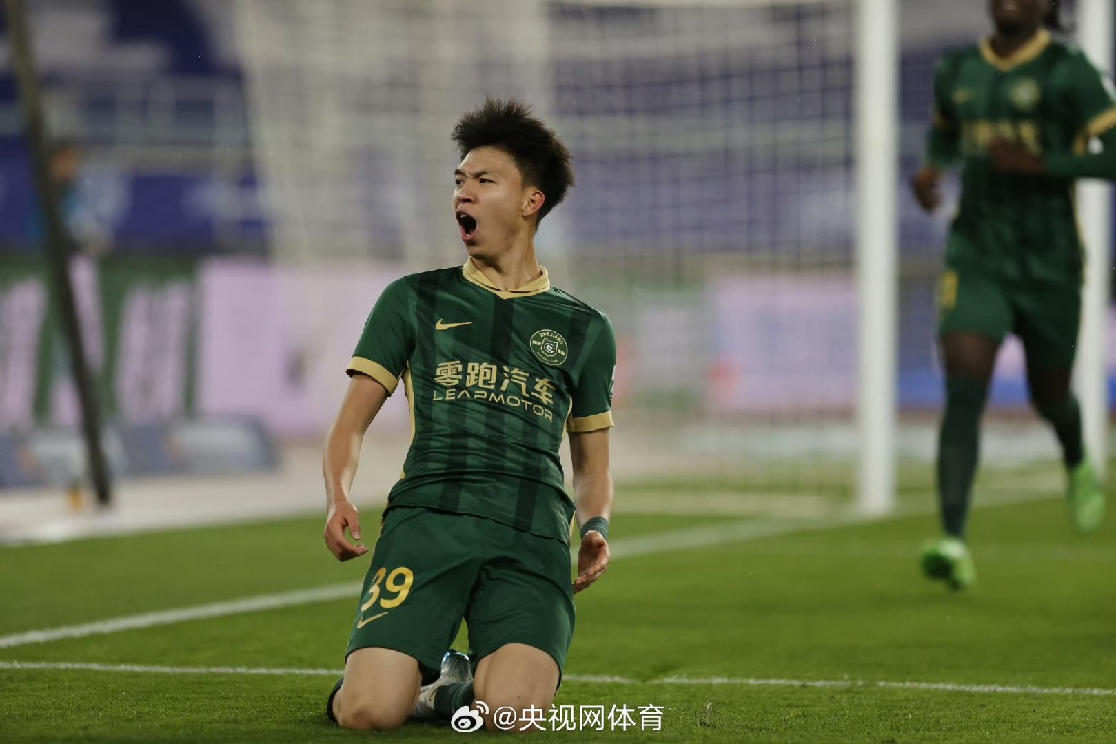 中超-米特里策首秀2射1传王钰栋破门伤退浙江3-0完胜海牛