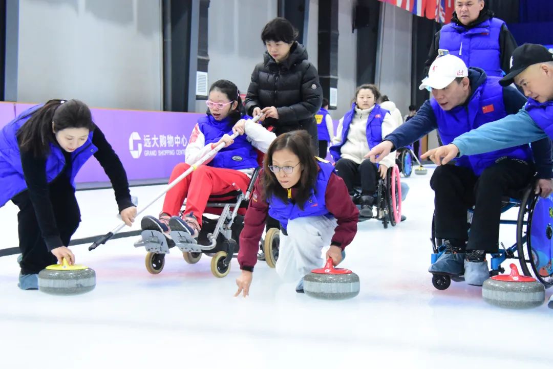 冰壶比赛时享受冰雪运动的舒适快乐
