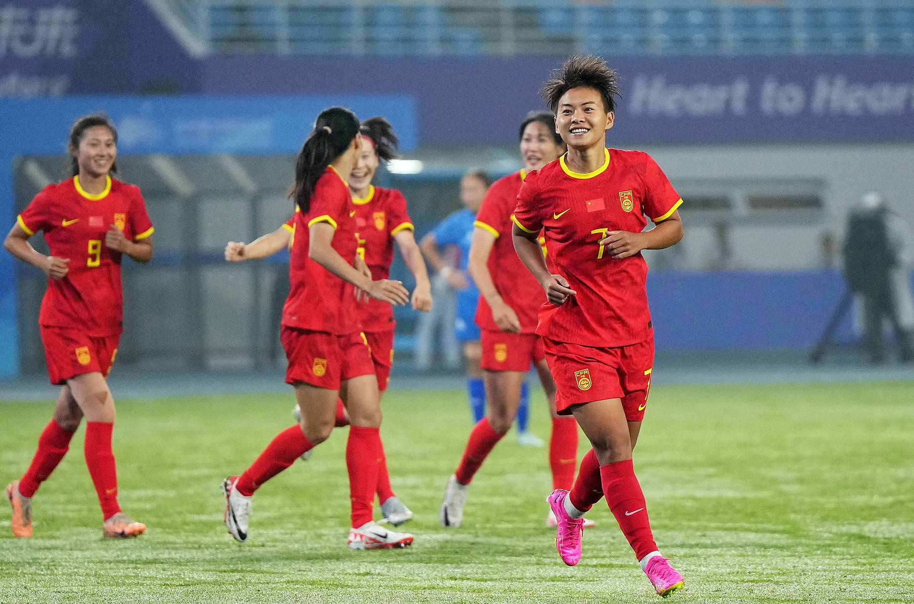 国内女足赛事中，一场激烈的对决引发关注