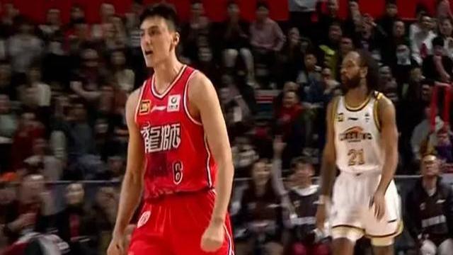 MK体育官方入口-篮球赛场上爆发惊心动魄的绝杀一幕