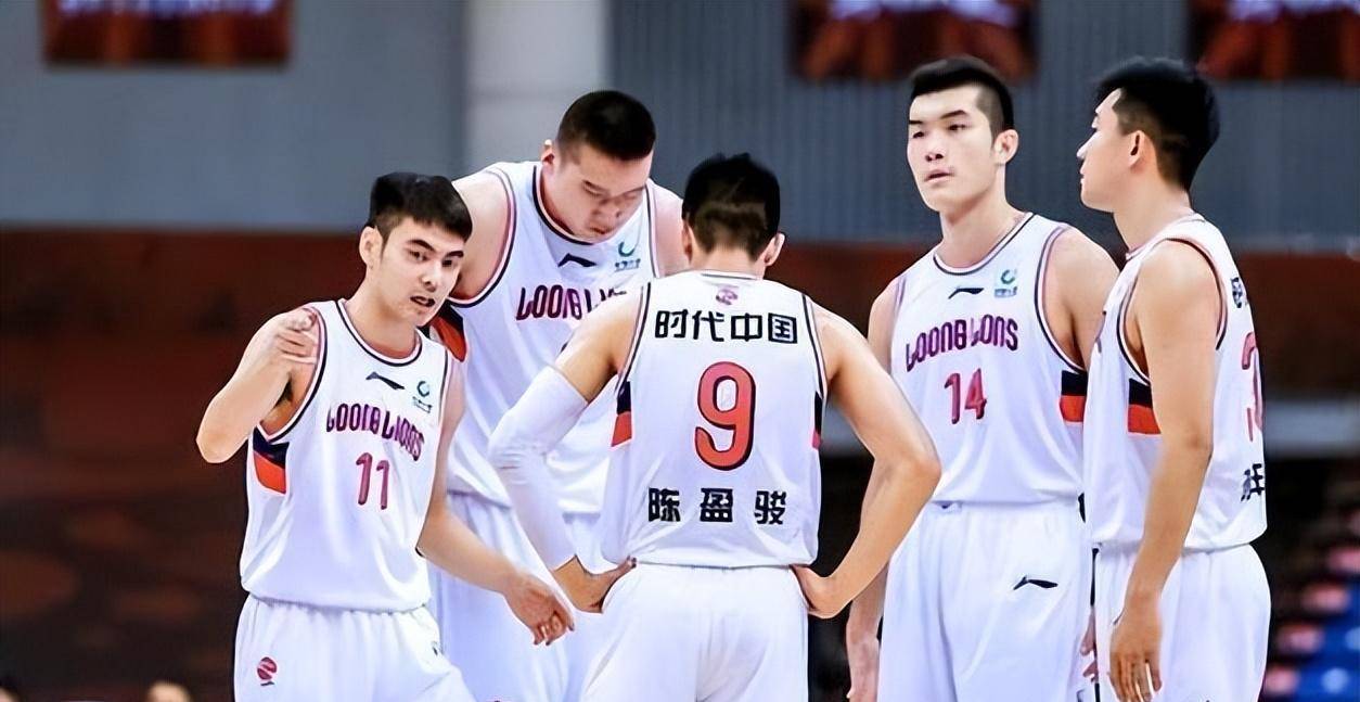新疆男篮全队配合默契，连胜势不可挡